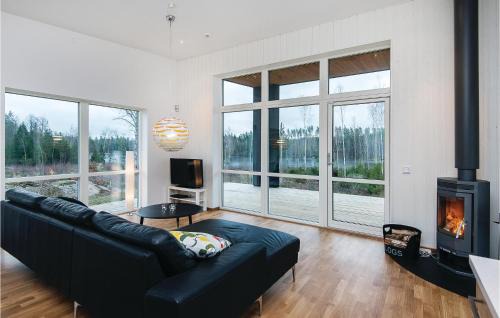 Holmsjo House | Three-Bedroom Holiday Home Holmsjö With A Fireplace 06