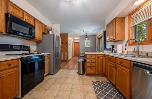 Cohasset Cottage | Three Bedroom, Two Bathroom Home on Large Private lot on the Mississippi River