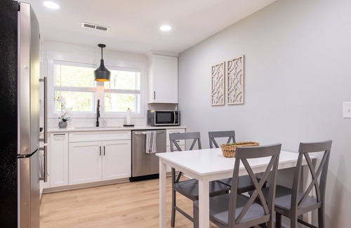 Blacksburg Villa | Three Bedrooms - Blacksburg Suites