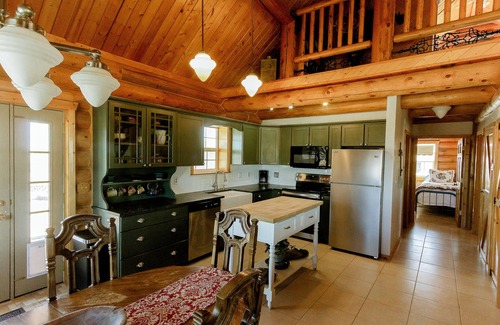 Buffalo Cabin | Three Canyons - Entire Log Home With Mountain View!