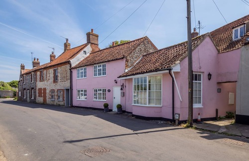 Cley next the Sea House | Three double bedroom fisherman’s cottage-breathtaking views across RSPB marshes.