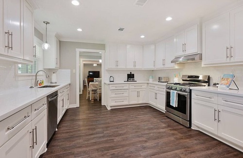 Bryan House | Three Oaks Estate ~ A Grand Family/Group Home!