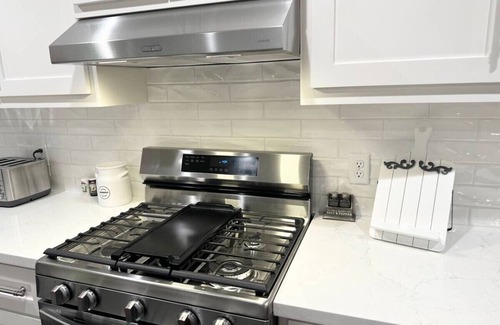 Bryan House | Three Oaks Estate ~ A Grand Family/Group Home!