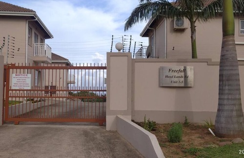 Elysium House | Three on Freefall