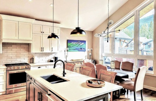 Three Sisters Mountain Village Ski Chalet | Three Sisters Stylish 4-Bedroom Chalet + Hot Tub