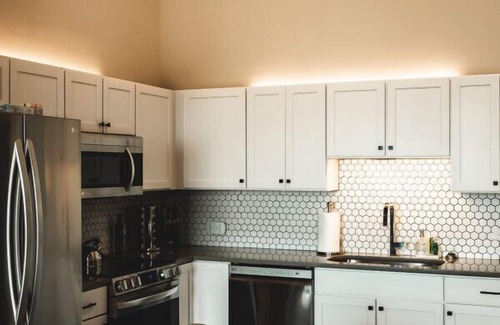 Jonesville Apartment | Three Trails Room 6 | Downtown/WineCountry/RoofDeck