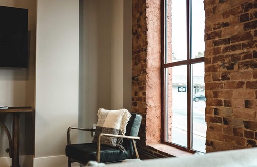 Jonesville Apartment | Three Trails Room 6 | Downtown/WineCountry/RoofDeck
