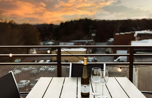 Jonesville Apartment | Three Trails Room 6 | Downtown/WineCountry/RoofDeck