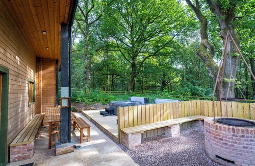 Farley Cabin | Throwley; woodland lodge for 14 with 2 hot tubs in the Staffordshire Moorlands