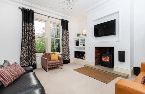 Middlestown House | Thrushley Cottage in Wakefield - sleeps 7 - with roof terrace