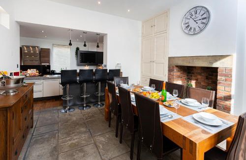 Middlestown House | Thrushley Cottage in Wakefield - sleeps 7 - with roof terrace