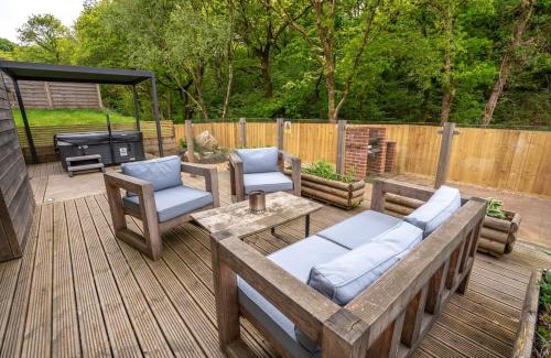 Ammanford Apartment | Thyme Lodge 2BR with Hot Tub and Sauna near Black Mountain