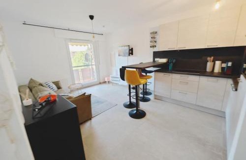 Metzingen Apartment | TiCasa Shine-Zentral-Outlet-Balkon-Parkplatz-ruhig