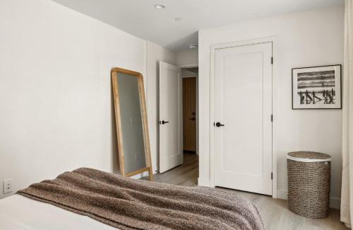 El Porto Apartment | Tide House - Unit D - Modern Oceanview 1BD w Parking
