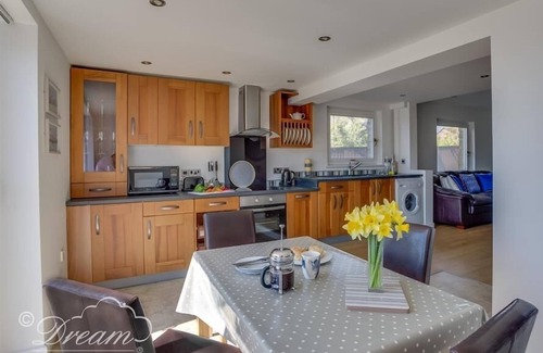 Weymouth Cottage | TIDES CORNER, pet friendly, country holiday cottage in Bowleaze
