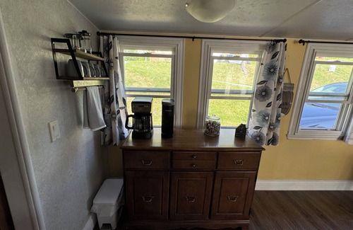 Bay View Cabin | Tide’s Edge Escape is a cozy 2-bed cottage with sea views at St. Martin’s caves