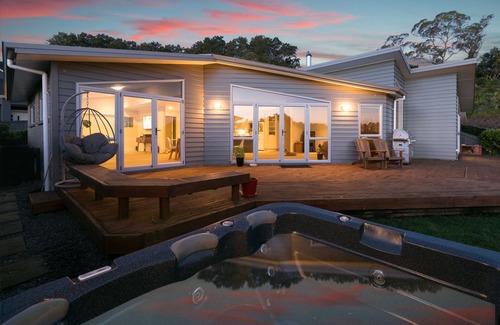 Maungatapu House | Tides Inn. Spacious and Unique Waterfront Holiday