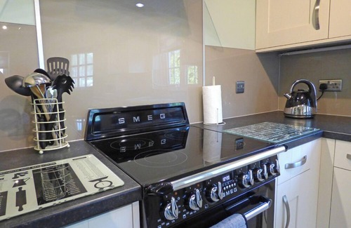 Dinas Cross Cottage | Tides Reach, Holiday Cottage Cwm yr Eglwys, Sleeps 6, 3 bedrooms, bathrooms