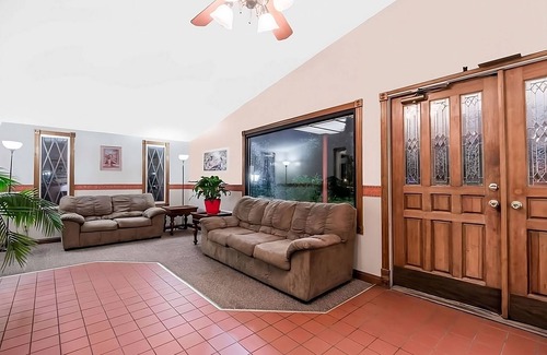 Summitt Hotel | Tidy Unit, Outdoor Pool, Free Parking, WiFi, Pets Allowed