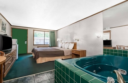 Summitt Hotel | Tidy Unit, Outdoor Pool, Free Parking, WiFi, Pets Allowed