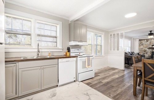 Central House | Tiger's Refuge: 2br/1ba home 10 min. from Clemson University