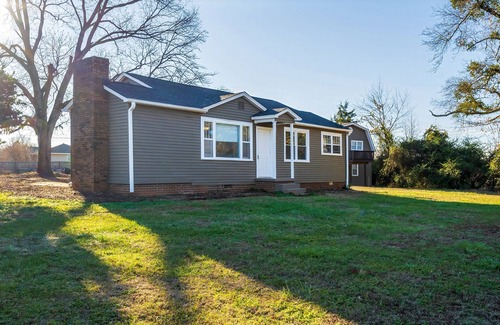 Central House | Tiger's Refuge: 2br/1ba home 10 min. from Clemson University