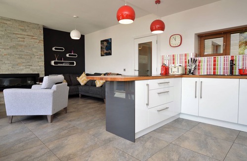 Innellan House | Tigh Na Cladach, new Summer 2019, sea front location, pet friendly