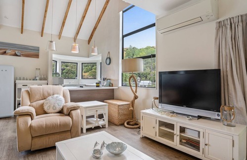 French Farm House | TIKAO BAY BEAUTY - TIKAO BAY HOLIDAY HOME, family friendly in Wainui