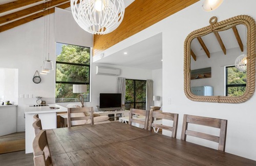 French Farm House | TIKAO BAY BEAUTY - TIKAO BAY HOLIDAY HOME, family friendly in Wainui