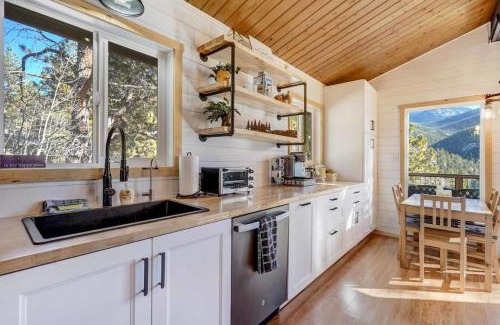 Spring Valley House | Timber Peak Cabin - Hot Tub BBQ Scenic Views