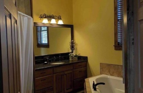 Siloam Springs Cabin | Timber Ridge Lodge with a view