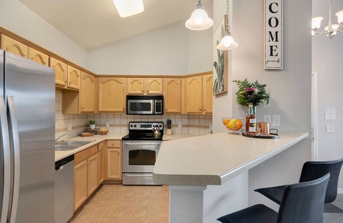 Side Hill Apartment | Timberline Retreat – King Bed, Fireplace & Pool!