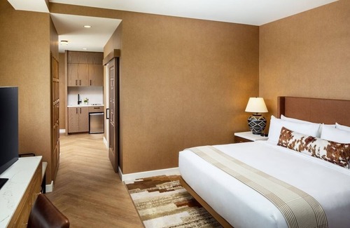 Fitzsimons Hotel | Timeless Charm! Dog-friendly Accommodation with Private Balcony!