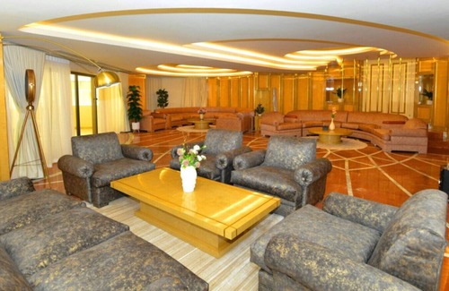 Al Danah Apartment | Timeless Elegance: Italian-Style Penthouse Retreat