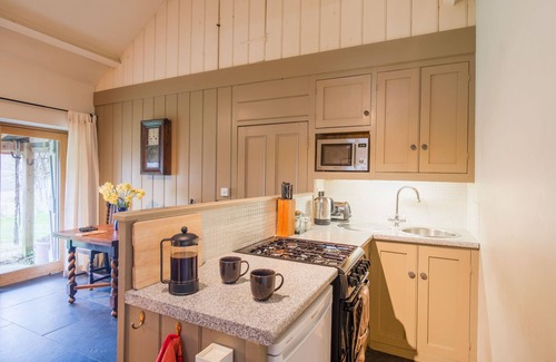 Morwellham Cottage | Tin mine riverside retreat, log fires, views, wildlife, ruins, pet-friendly
