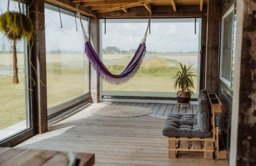 Menaldum Ski Chalet | Tiny Farm House met hot tub.