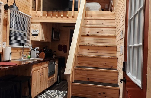 Citra House | Tiny Home sleeps 6 near beautiful beaches and entertainment