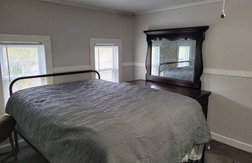 Indian Orchard House | Tiny Home with AC and WiFi in lovely Ludlow