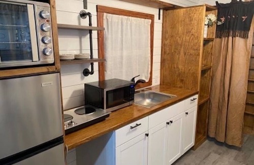 Roscoe Cottage | Tiny home with big personality. Close to everything because everything is close!