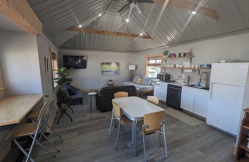Stow Cottage | Tiny House #2 - Spacious & Modern "Tiny Home" with 2 bdrms - Lakefront Property!