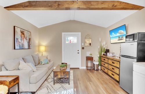 San Marcos House | Tiny House - Cozy and Clean - close to Stadium, Texas State & Floating SM River