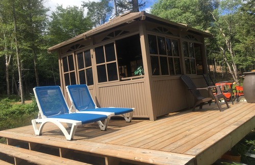 Strong Apartment | Tiny House on the River with Wifi, Sauna and Hot Tub.