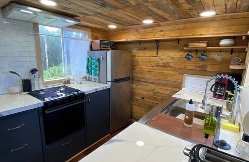 Keaau Cabin | Tiny House Tropical Rainforest Retreat w/AC