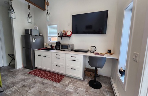 Campbell River House | Tiny House with HOT TUB!nPerfect for a getaway!nNear golf, fishing & hiking!nn