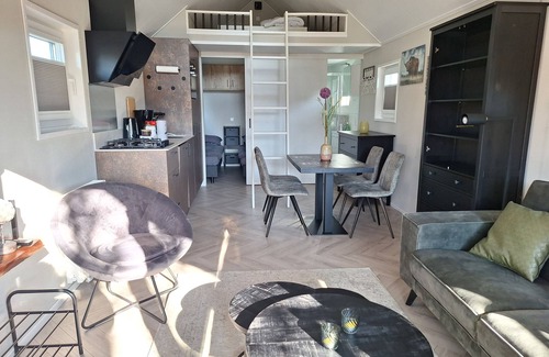 Lathum Ski Chalet | Tinyhouse/chalet at the Rhederlaagse Meren vacation park in NL-Lathum by the lake