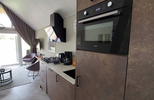 Lathum Ski Chalet | Tinyhouse/chalet at the Rhederlaagse Meren vacation park in NL-Lathum by the lake