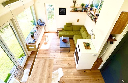 Dessighofen House | Tinyhouse Minimalus mit Panorama Schlafloft im Grünen mit Outdoordusche