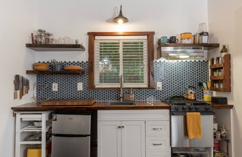 Southeast Boise Cottage | TinyHouse Oasis - Hot Tub-Bikes-FirePit-BBQ-Projector-Ax Throwing-Pet Friendly