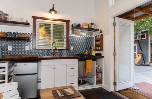 Southeast Boise Cottage | TinyHouse Oasis - Hot Tub-Bikes-FirePit-BBQ-Projector-Ax Throwing-Pet Friendly