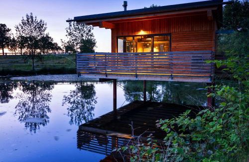 Buhlau House | TinyHousebeiDresden spektakuläres winziges Häuschen auf Stelzen im Pferdeteich, Kaminofen, umlaufende Terrasse - Nähe Sächsische Schweiz
